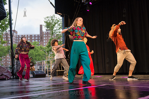 A Lady in the House Co - Hip Hop And You Dont Stop - Coffey Park