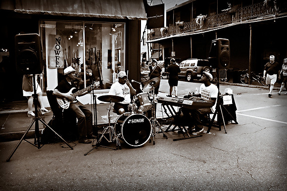 RUE ROYAL STREET PERFORMERS