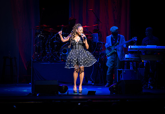 Ledisi wsg Robert Glasper Experiment - Beacon Theatre - NYC - 2014