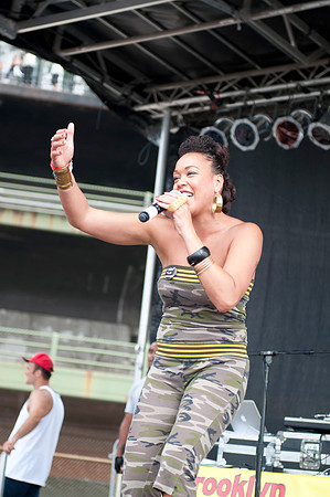 Maya Azucena - Brooklyn Hip Hop Festival 2012 f/ Busta Rhymes &
